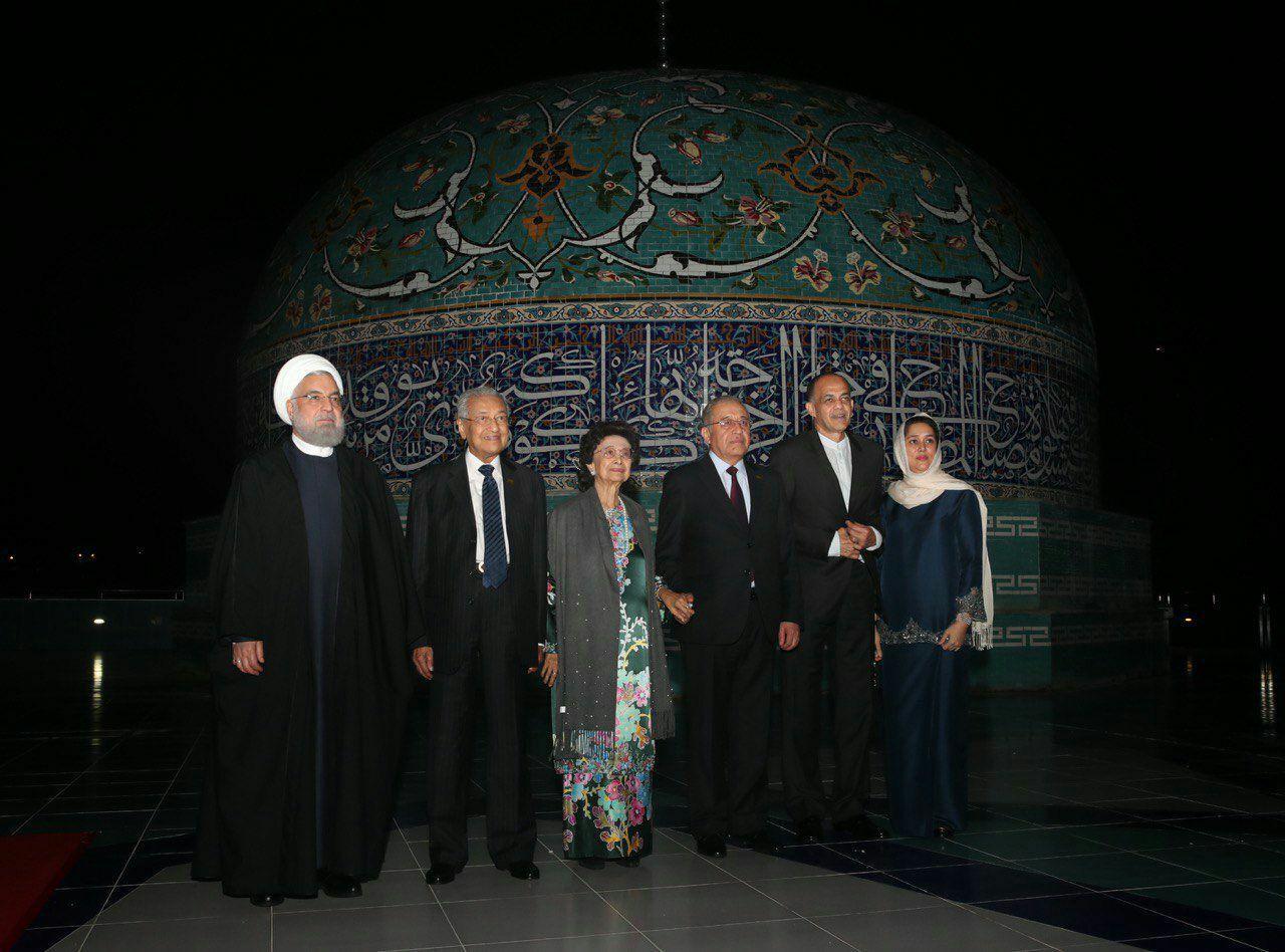 عکس یادگاری روحانی با هنر کاشی کاری ایرانی در موزه کوالالامپور