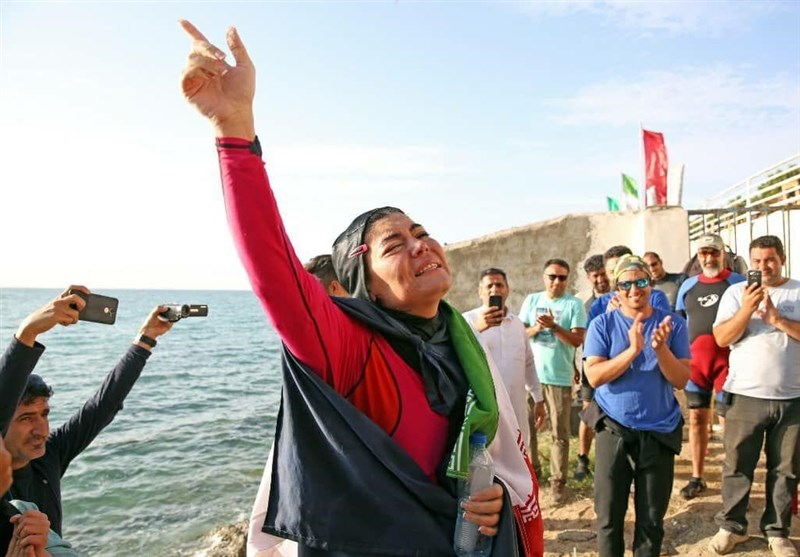 جابجایی رکورد جهانی شنا با دستان بسته دختر ایرانی