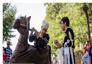نمایش آثار جشنواره ملی چتر زندگی در یزد