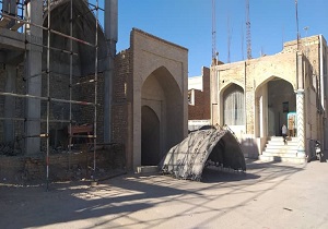 سازه فلزی بر روی آب انبار تاریخی زارچ پایین کشیده شد