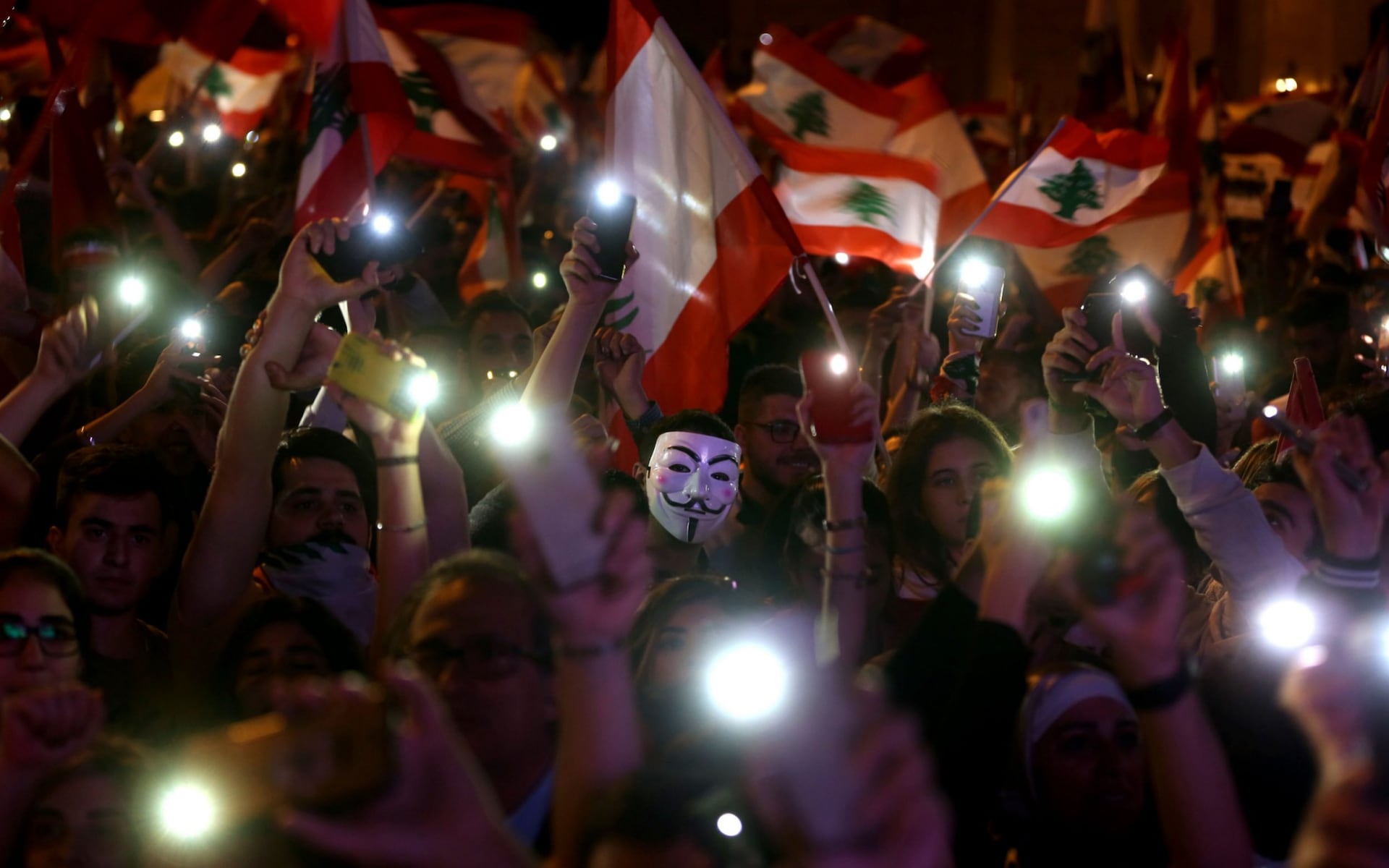 تصاویر روز: از نماز جماعت معترضان فلسطینی به شهرک سازی صهیونیست&zwnj;ها در کرانه باختری تا راهپیمایی روز استقلال در لبنان