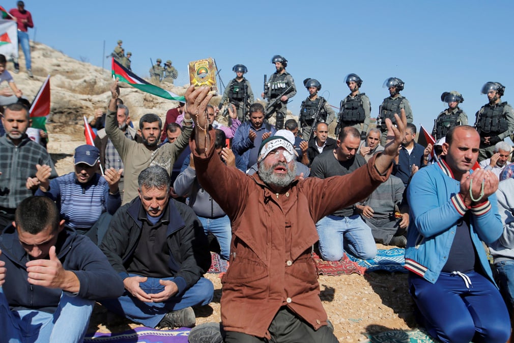 تصاویر روز: از نماز جماعت معترضان فلسطینی به شهرک سازی صهیونیست&zwnj;ها در کرانه باختری تا راهپیمایی روز استقلال در لبنان