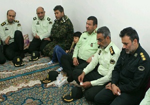 فرمانده انتظامی خوزستان با خانواده شهید صیادی دیدار کرد