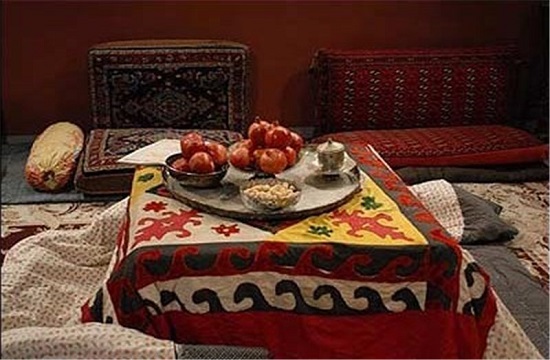 مهمان نوازی یلدا در بلندترین شب سال/ از قصه‌گویی ریش سفیدان تا فال حافظ برای جوان‌ترها