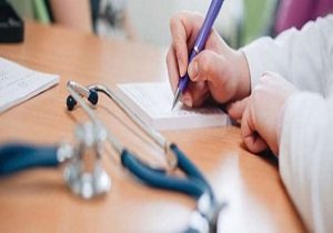 بهره مندی یکهزار و ۴۵۰ نفر در مناطق دچار آبگرفتگی اهواز از ویزیت رایگان