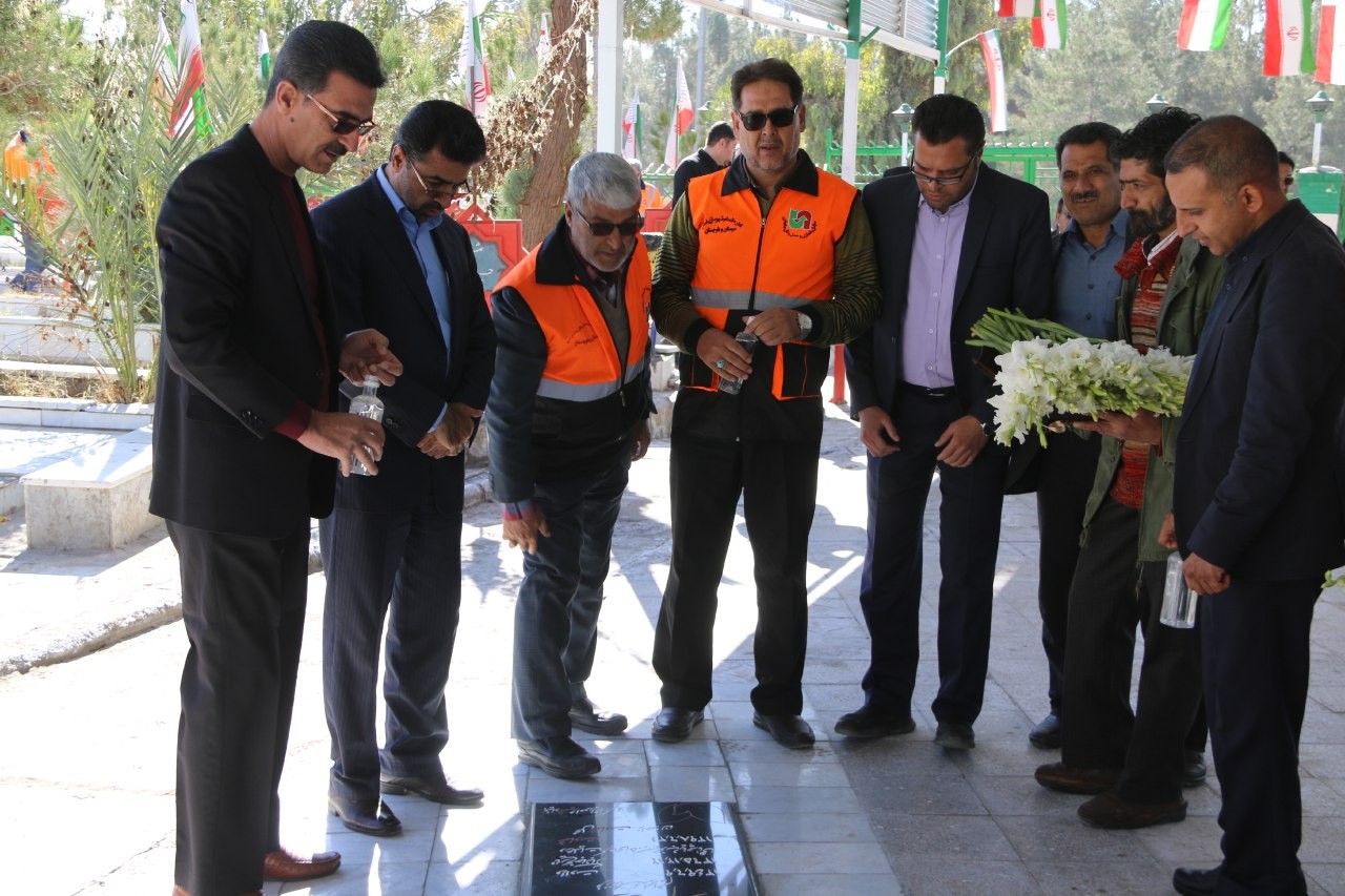 غبار روبی گلزار شهدای زاهدان با حضور مدیرکل و کارکنان راهداری و حمل و نقل جاده ای استان
