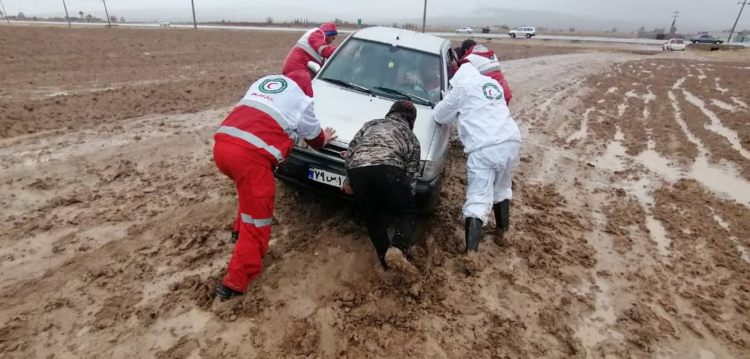 خدمت امدادگران فارس به محصوران در سیل و آبگرفتگی