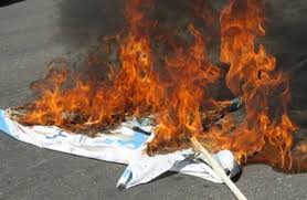 به آتش کشیده شدن پرچم رژیم صهیونیستی در ورزشگاهی در یونان