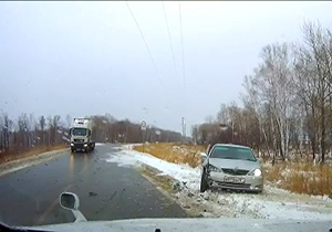 دو تصادف متوالی به دلیل یخ زدن جاده‌ها + فیلم