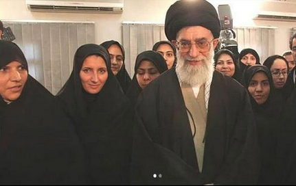 صعود بانوان کوهنورد به قله اورست با پرچم "السلام علیک یا فاطمه الزهرا"