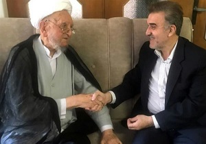 عیادت رئیس دانشگاه علوم پزشکی قم از آیت‌الله امینی/آیت الله امینی از خدمات درمانی صورت گرفته قدردانی کرد