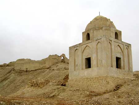 گوشه چشمی هم آثار باستانی را بس است/ تخریب، پایان غم انگیز قلعه اژد‌ها پیکر لارستان