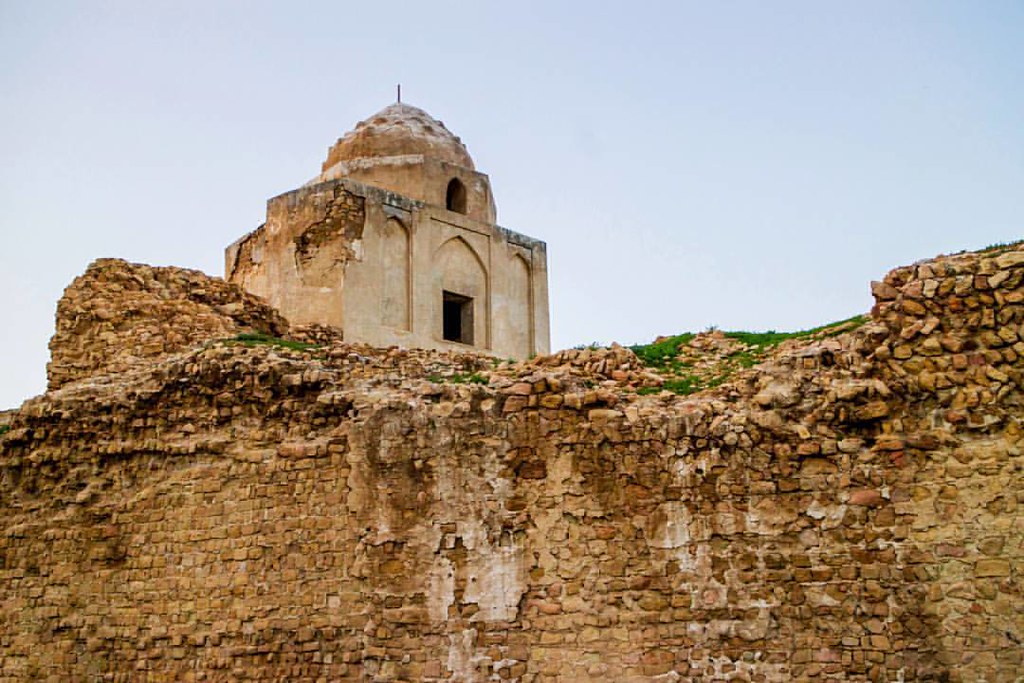 گوشه چشمی هم ما را بس است/ تخریب پایان غم انگیز قلعه اژد&zwnj;ها پیکر لارستان