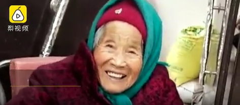 رابطه گرم دختر 80 ساله با مادر 107 ساله اش+ فیلم///