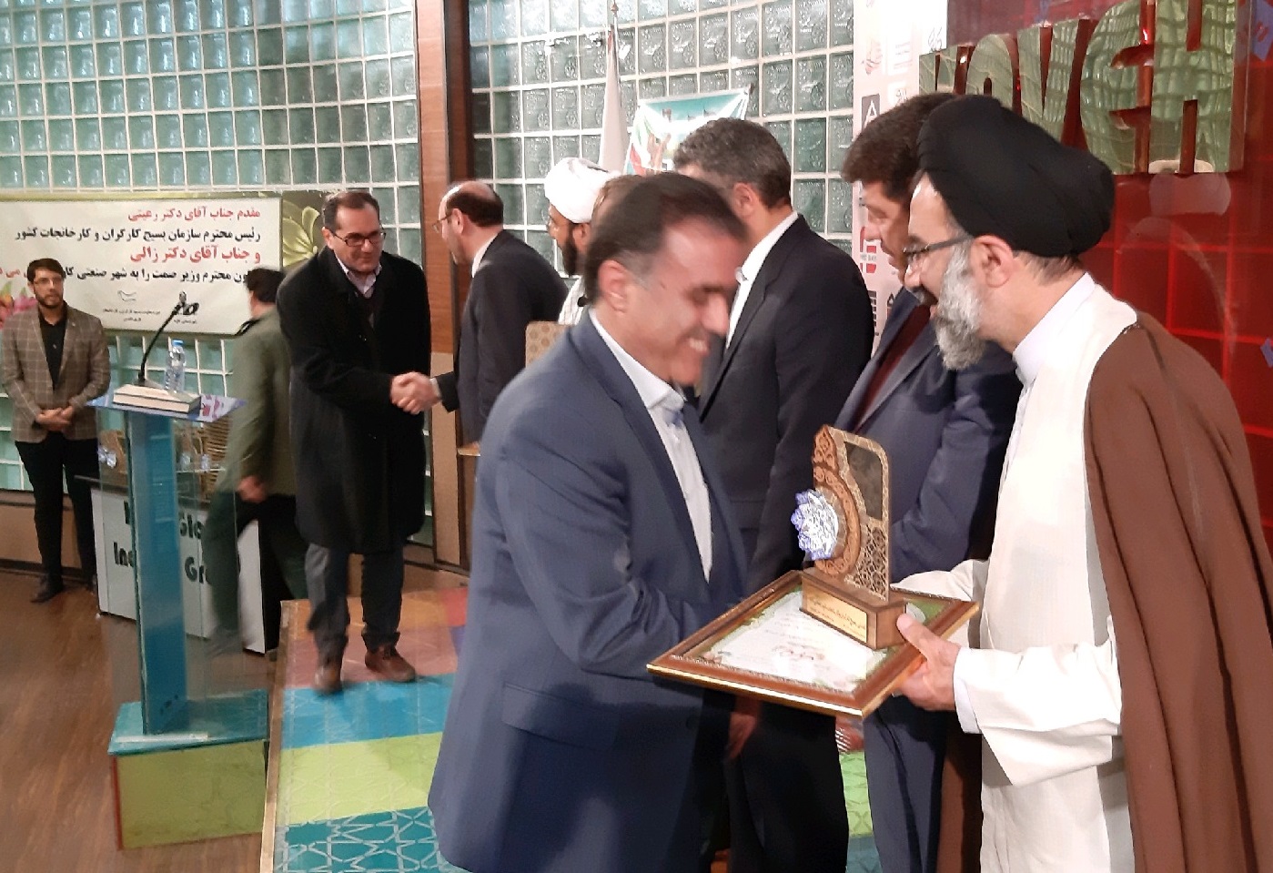 همایش تجلیل از مدیران برتر عرصه تولید در ساوه /سپاه و بسیج با همه توان در کنار تولیدکنندگان داخلی