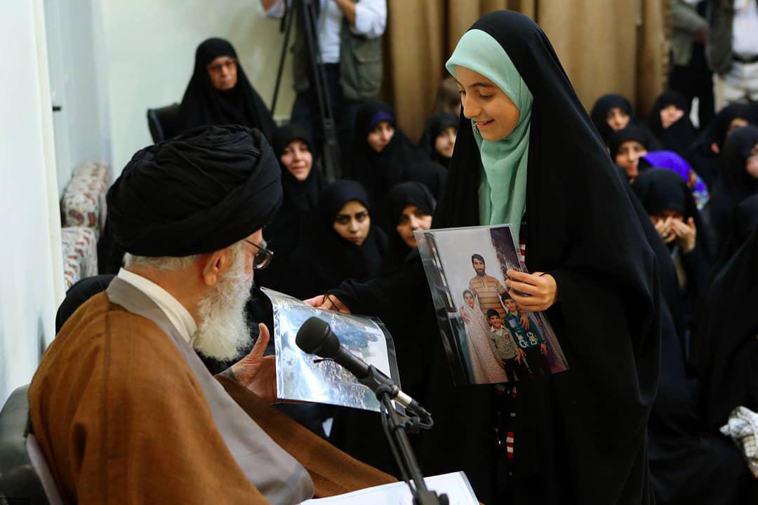 دیدار رهبر انقلاب با خانواده شهدای مدافع حرم دیدار رهبر انقلاب با خانواده شهدای مدافع حرم
