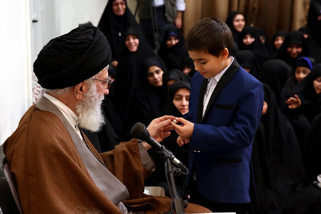 دیدار رهبر انقلاب با خانواده شهدای مدافع حرم دیدار رهبر انقلاب با خانواده شهدای مدافع حرم
