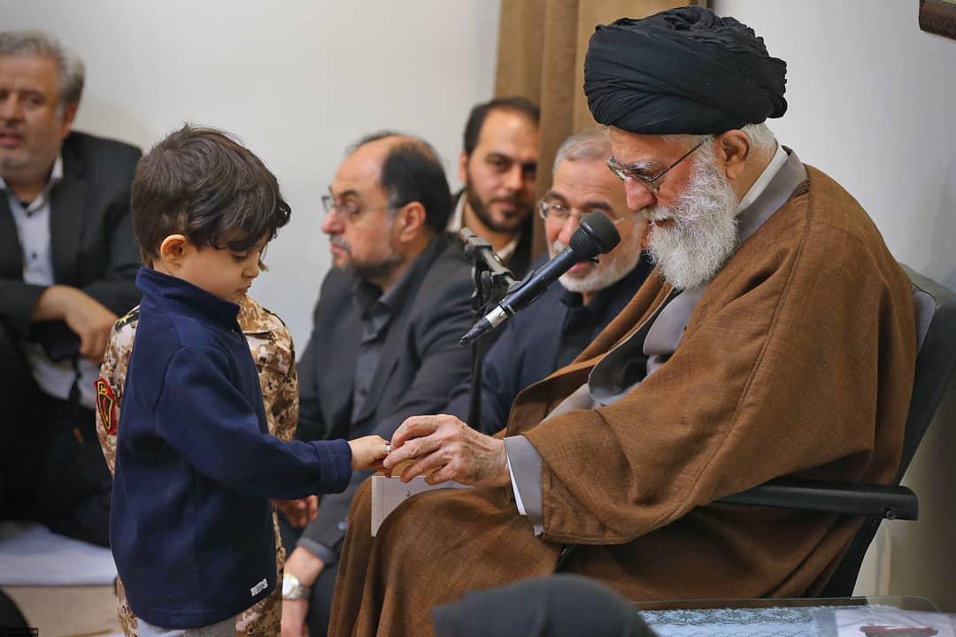 دیدار رهبر انقلاب با خانواده شهدای مدافع حرم دیدار رهبر انقلاب با خانواده شهدای مدافع حرم