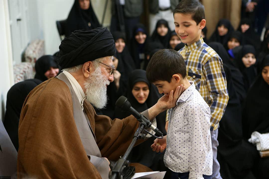 دیدار رهبر انقلاب با خانواده شهدای مدافع حرم دیدار رهبر انقلاب با خانواده شهدای مدافع حرم