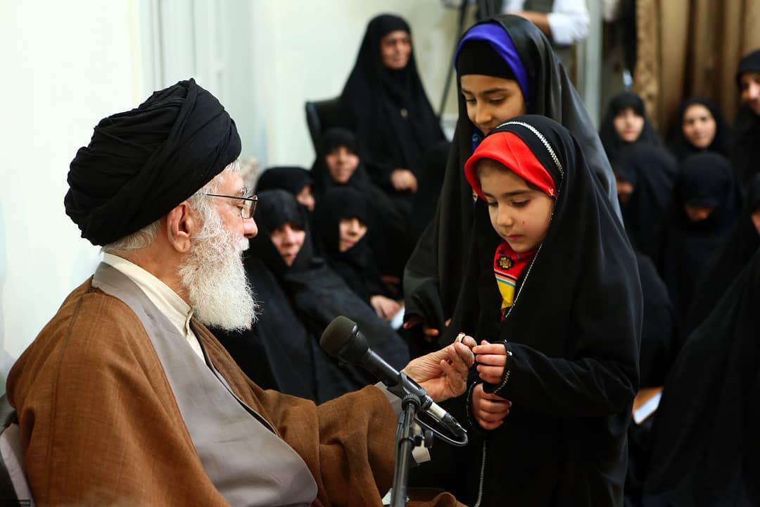 دیدار رهبر انقلاب با خانواده شهدای مدافع حرم دیدار رهبر انقلاب با خانواده شهدای مدافع حرم