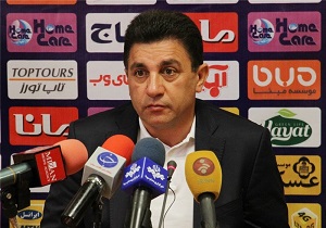 از کاپیتان گرفته تا سایر بازیکنان با همه برخورد می کنم!