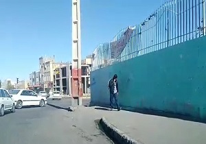 مشکلات تردد از پیاده&zwnj;رو باریک در میدان عبادی زاهدان + فیلم
