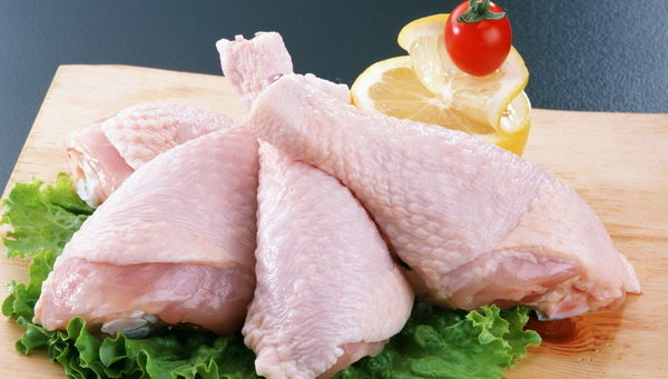انواع گوشت مرغ،قطعه بندی و بسته بندی در غرفه های تره بار