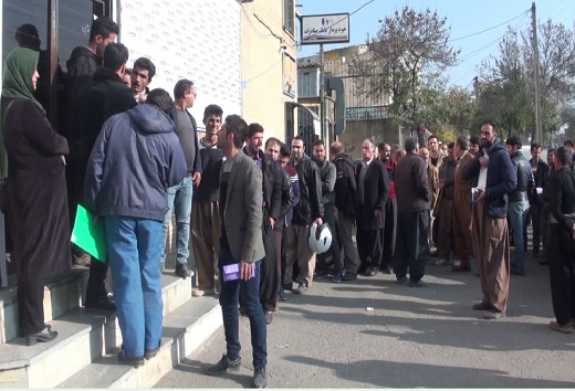 صف طولانی توزیع کارت سوخت در باجههای پستی شهرسنندج صف طولانی توزیع کارت سوخت در باجههای پستی شهرسنندج