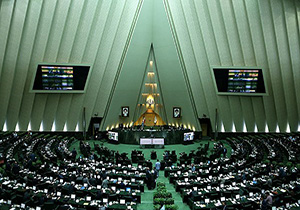 نمایندگانی که به علت گرانی بنزین وعده استعفا داده بودند اما هنوز مشغول به کارند + فیلم