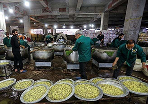 طبخ غذا برای نیرو‌های درگیر مبارزه با کرونا در سپیدان