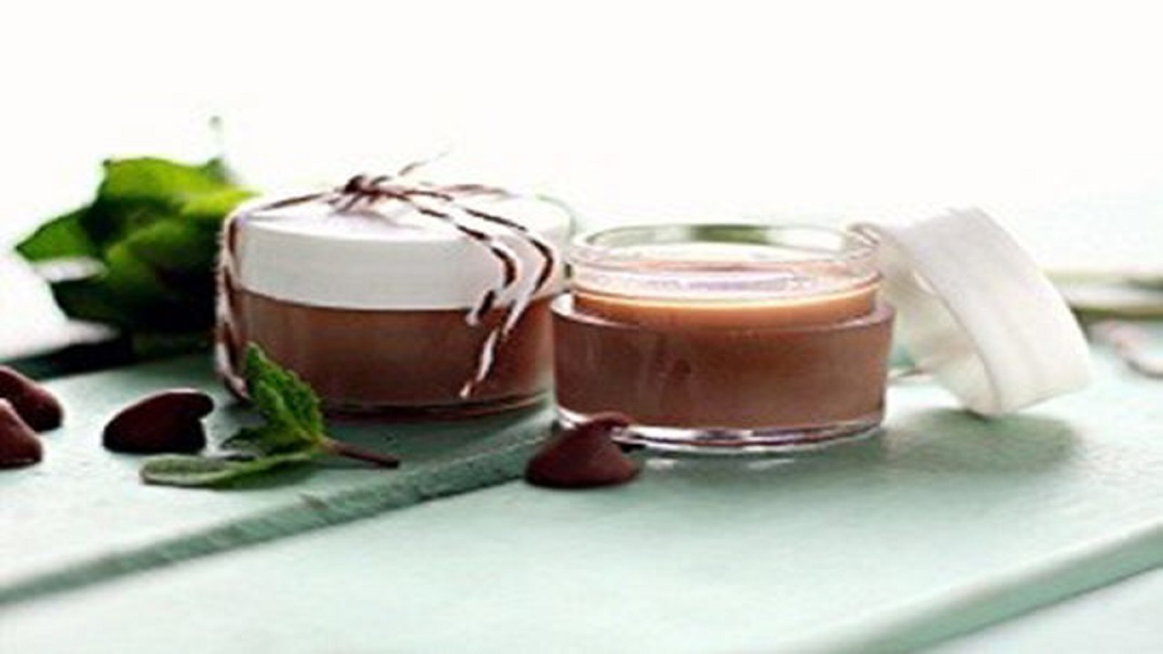 طرز تهیه نرم کننده‌های لب با مواد طبیعی