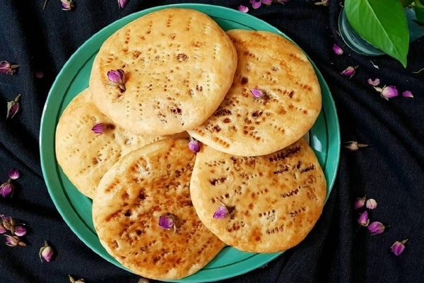 طرز تهیه نان فطیر محلی