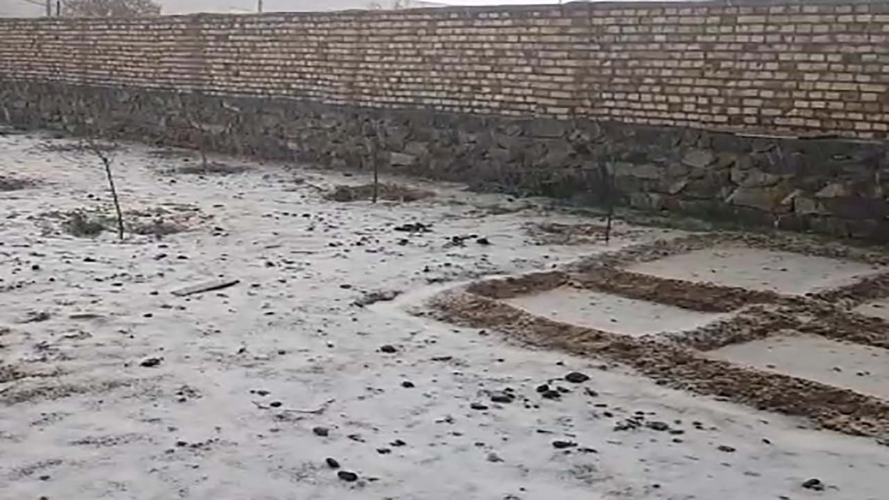 فیلمی از بارش برف در روستای عبدالله‌گیوی