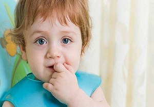 چه عواملی زمینه ناخن جویدن در کودک را فراهم می‌کنند؟
