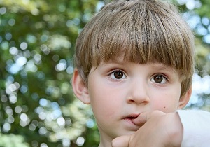 چه عواملی زمینه ناخن جویدن در کودک را فراهم می&zwnj;کنند؟