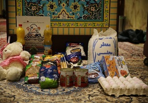 پخش بسته های خوراکی و بهداشتی میان نیازمندان شوشتری