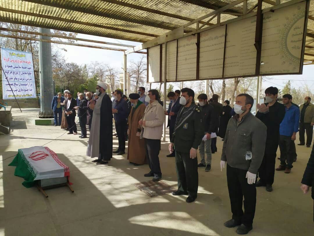 اقامه نماز بر پیکر مطهر شهید حاج میرزاسلگی