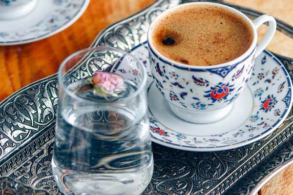 چرا برخی، قهوه را همراه با آب خنک می‌نوشند؟