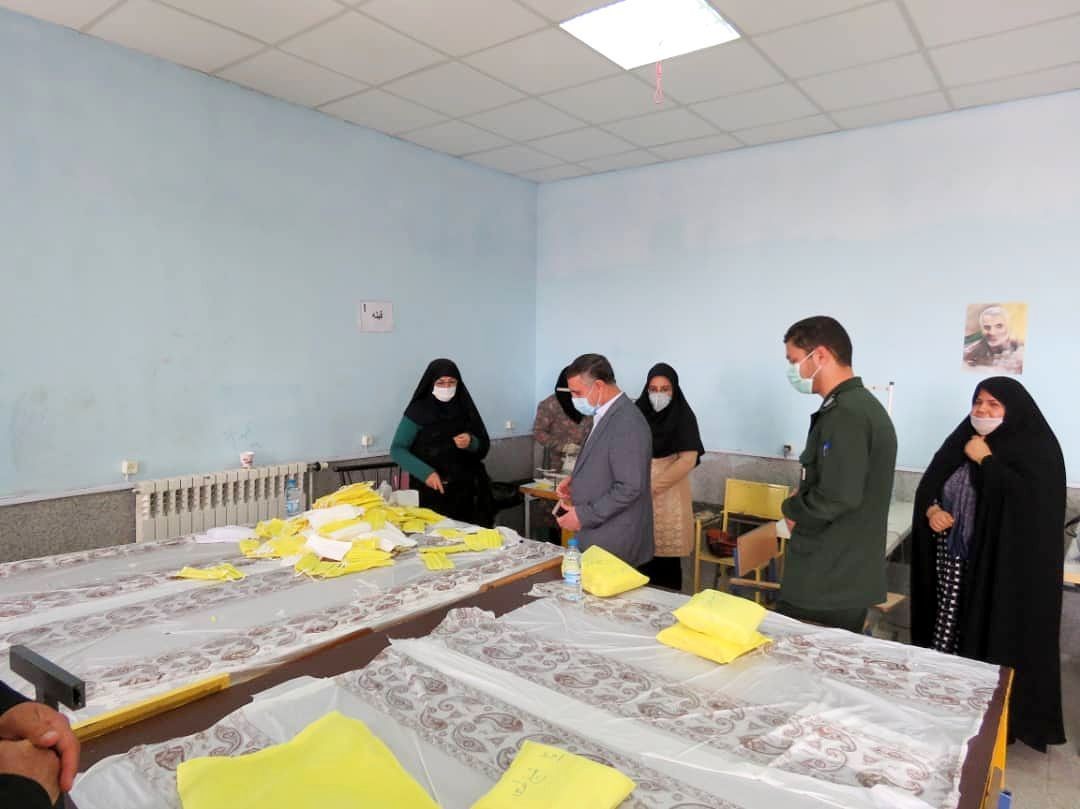 خواهران بسیجی در سیرجان روزانه ۴ هزار ماسک تولید می‌کنند