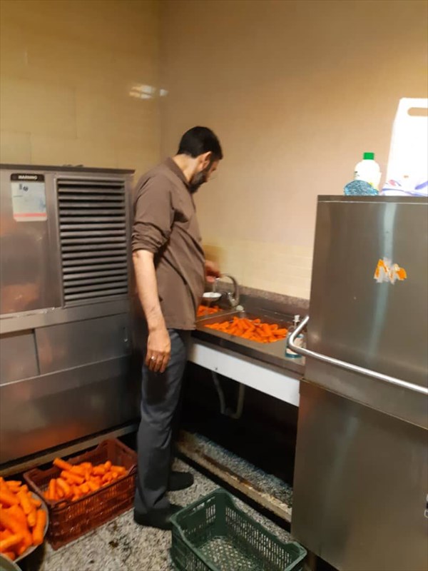 کمک حجت&zwnj;الاسلام رستمی در آبمیوه&zwnj;گیری برای بیماران کرونایی
