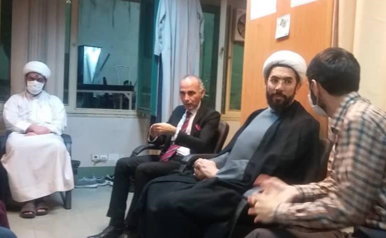 کمک حجت&zwnj;الاسلام رستمی در آبمیوه&zwnj;گیری برای بیماران کرونایی