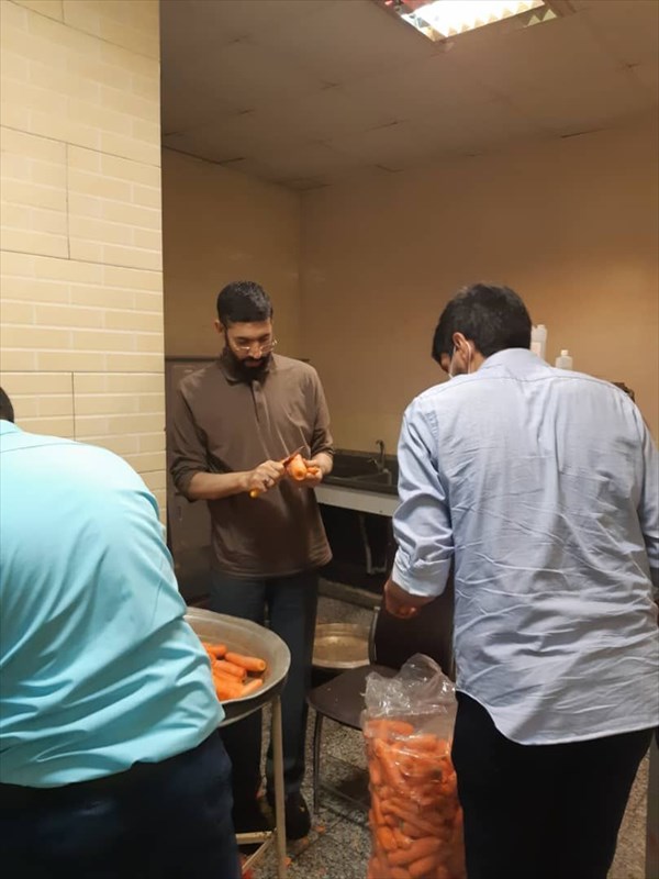 کمک حجت&zwnj;الاسلام رستمی در آبمیوه&zwnj;گیری برای بیماران کرونایی