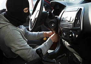 سارقان حرفه ای قطعات خودروهای قم در دام قانون