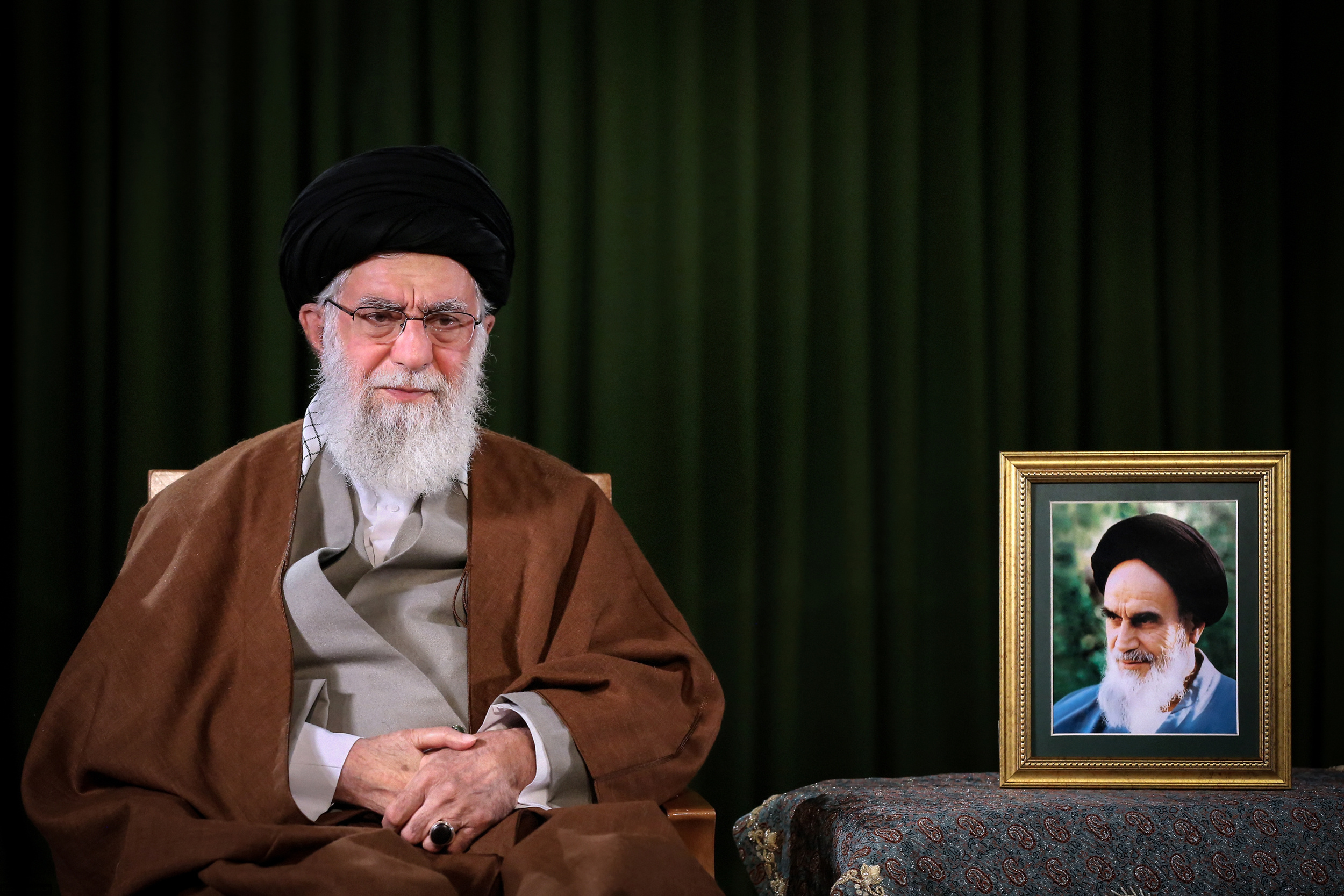چرا مقام معظم رهبری پی در پی شعار اقتصادی اتخاذ می کنند؟/در حال تکمیل