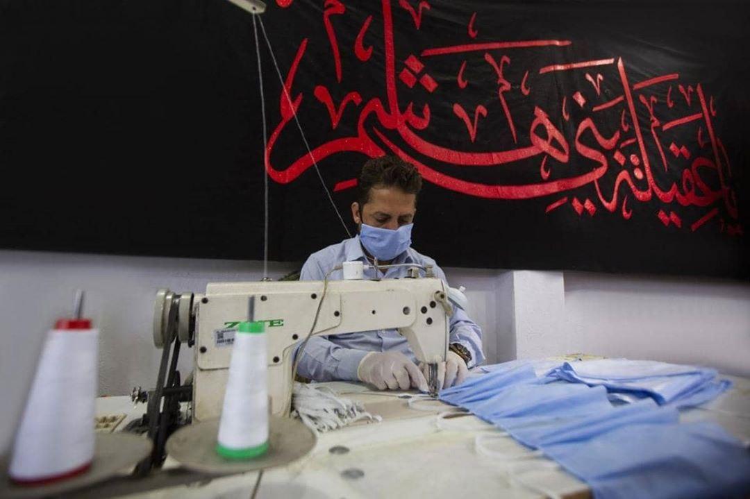 همراهی جوانان عراقی در کارگاه دوخت ماسک بهداشتی عتبه حضرت عباس (ع) + تصاویر همراهی جوانان عراقی در کارگاه دوخت ماسک بهداشتی عتبه حضرت عباس (ع) + تصاویر