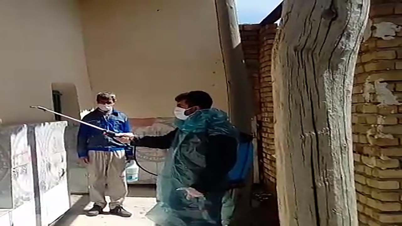ضدعفونی کردن معابر عمومی در روستای کماجین + فیلم