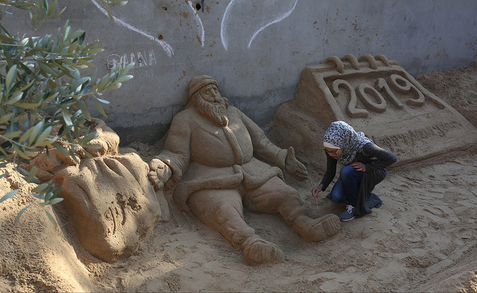این دختر فلسطینی با مجسمههای شنی حرف میزند + تصاویر این دختر فلسطینی با مجسمههای شنی حرف میزند + تصاویر