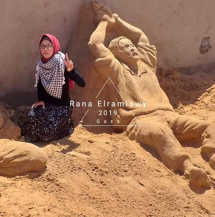 این دختر فلسطینی با مجسمههای شنی حرف میزند + تصاویر این دختر فلسطینی با مجسمههای شنی حرف میزند + تصاویر