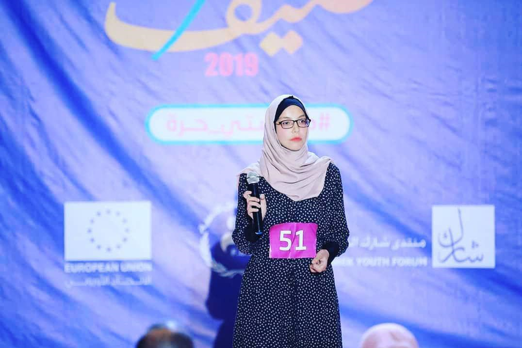 این دختر فلسطینی با مجسمههای شنی حرف میزند + تصاویر این دختر فلسطینی با مجسمههای شنی حرف میزند + تصاویر