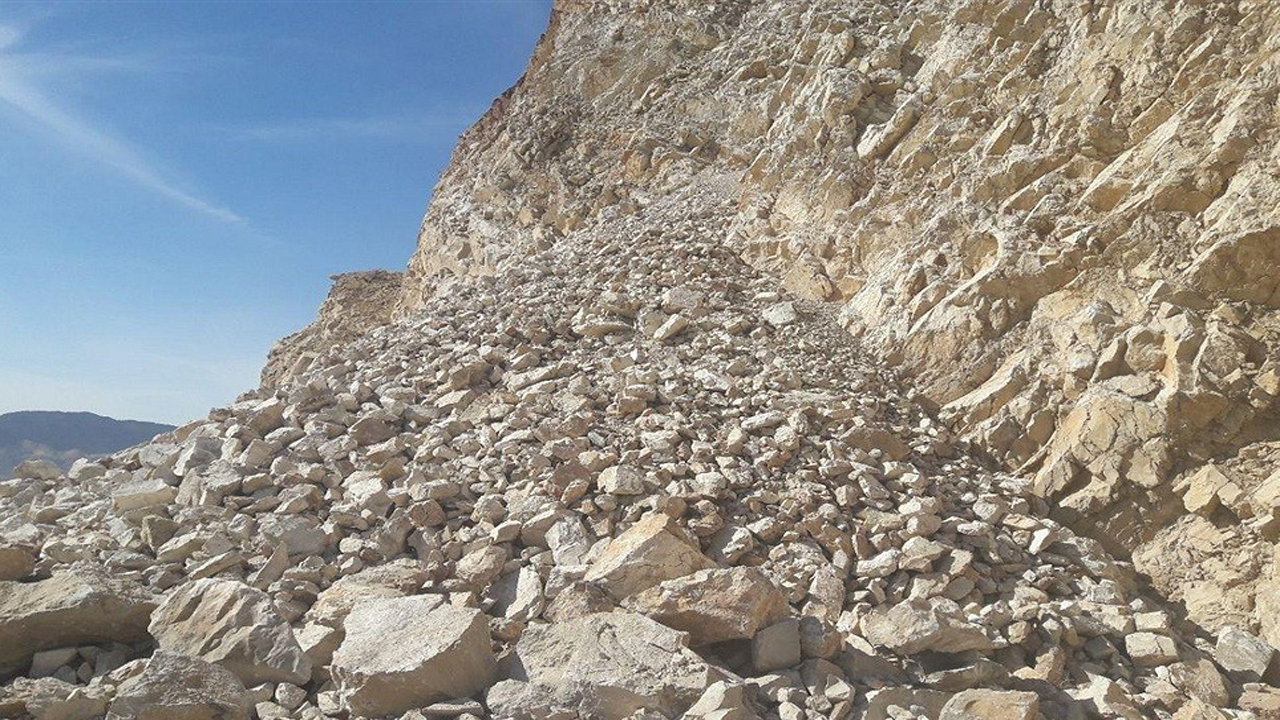 ریزش کوه راه ارتباطی ۱۰ روستا را در سوادکوه مسدود کرد